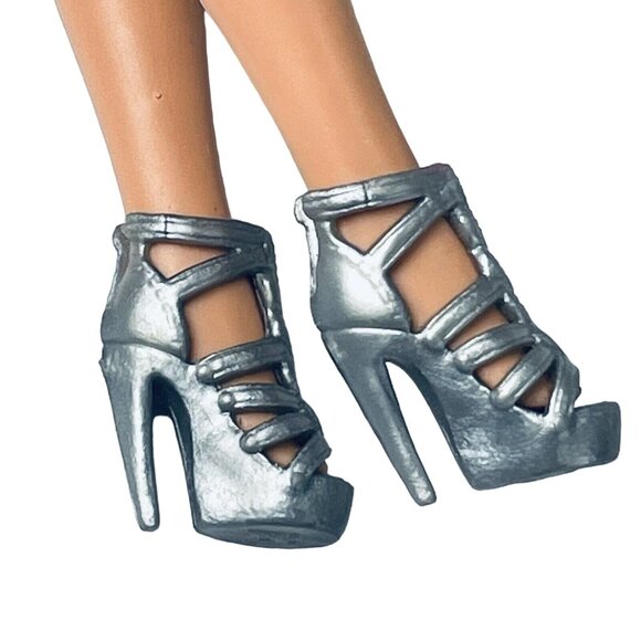 Mattel Barbie Doll Shoes FASHIONISTAS Silver High Heel Gummy Fashion Perk Toe - Picture 2 of 8
